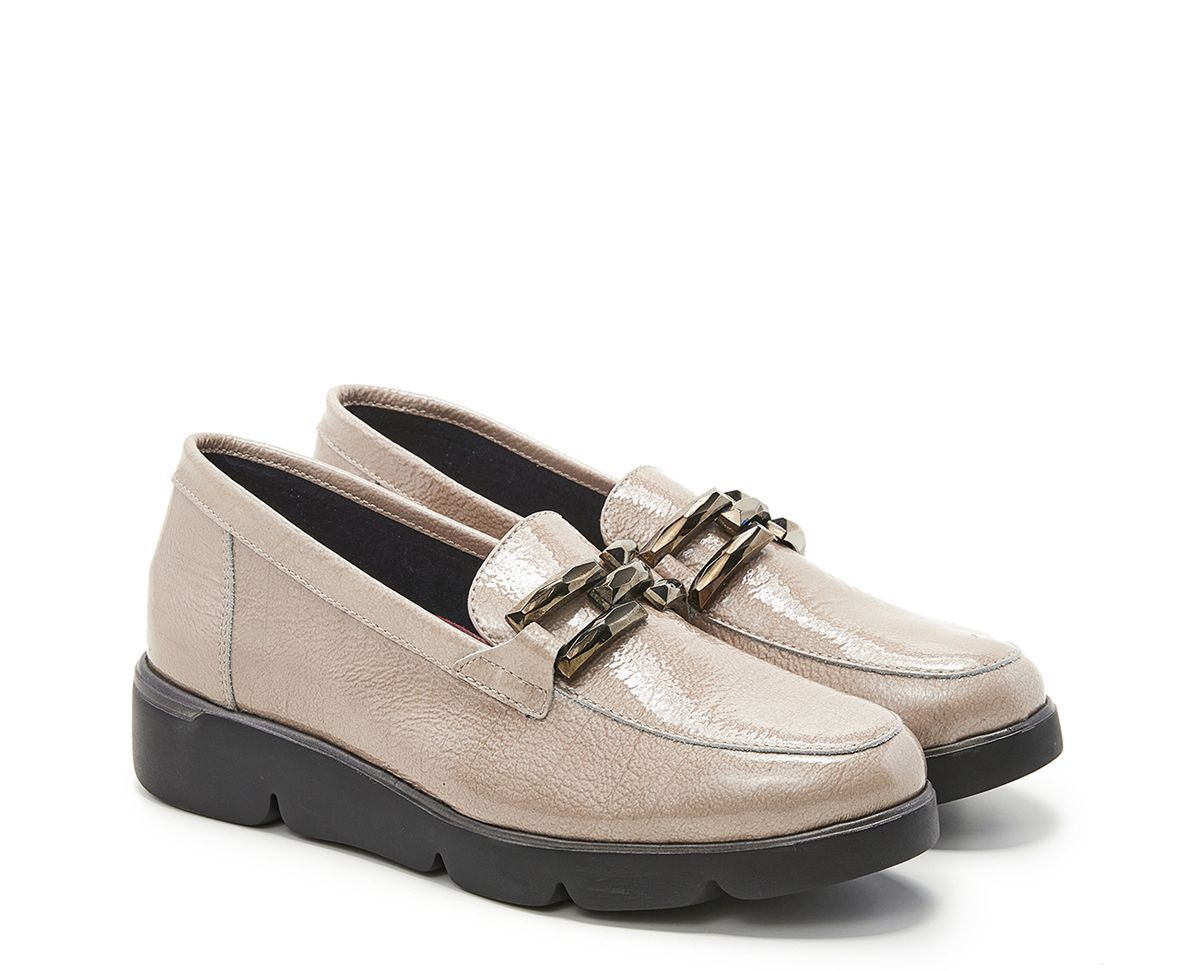 Mocasín piel acabado charol coco adorno metálico.