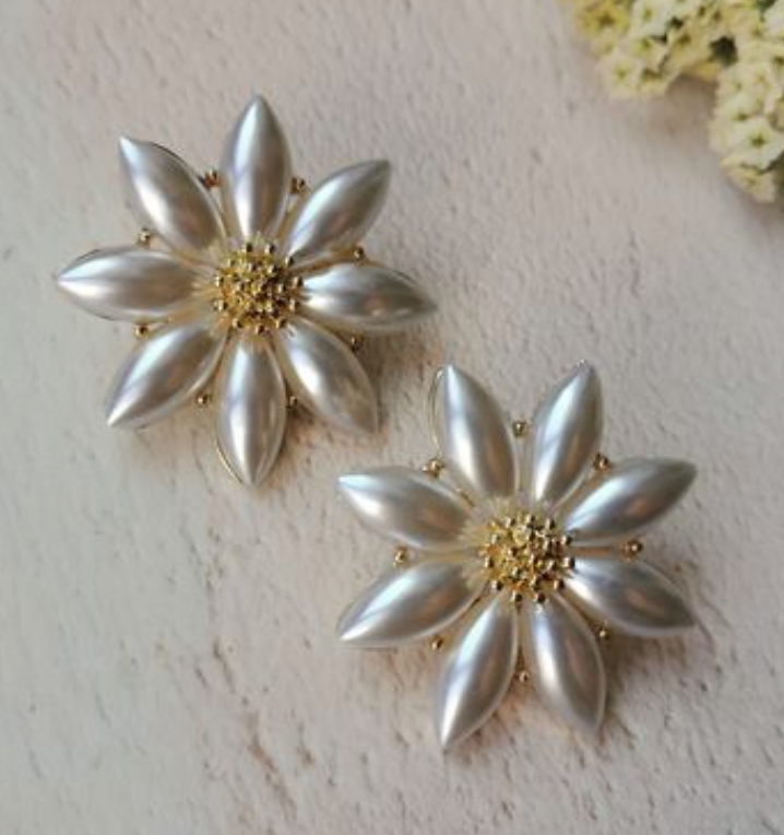 Mother of pearl flower stud earrings - Jewellery