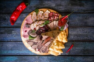 Казы меню. Мясное ассорти вид сверху. Казы татарская колбаса. Мясная нарезка. Бийский мясокомбинат солнечный.