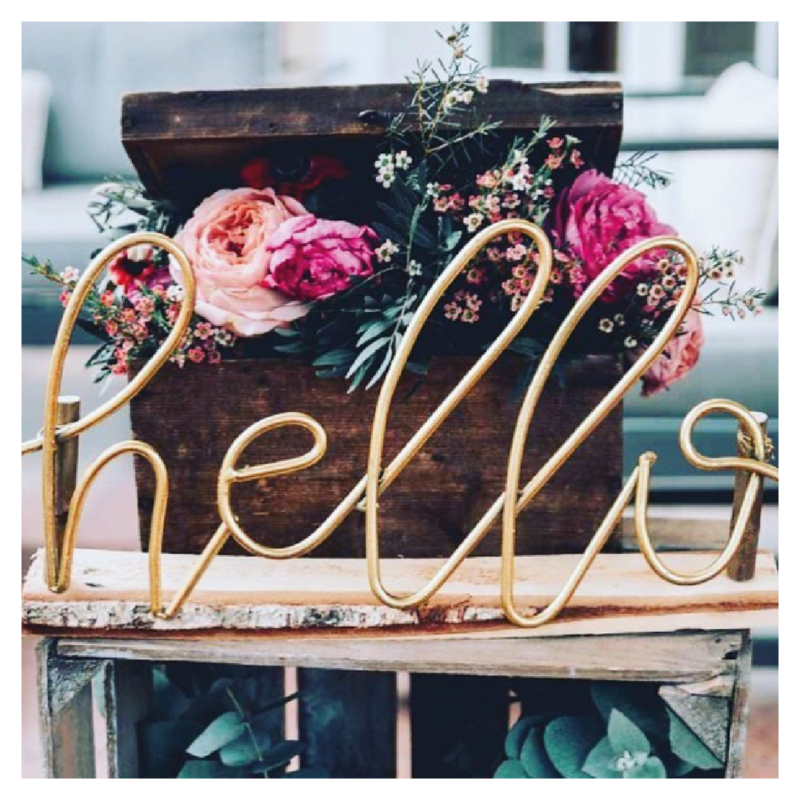 "Hello" doré (Uniquement disponible à la loaction)