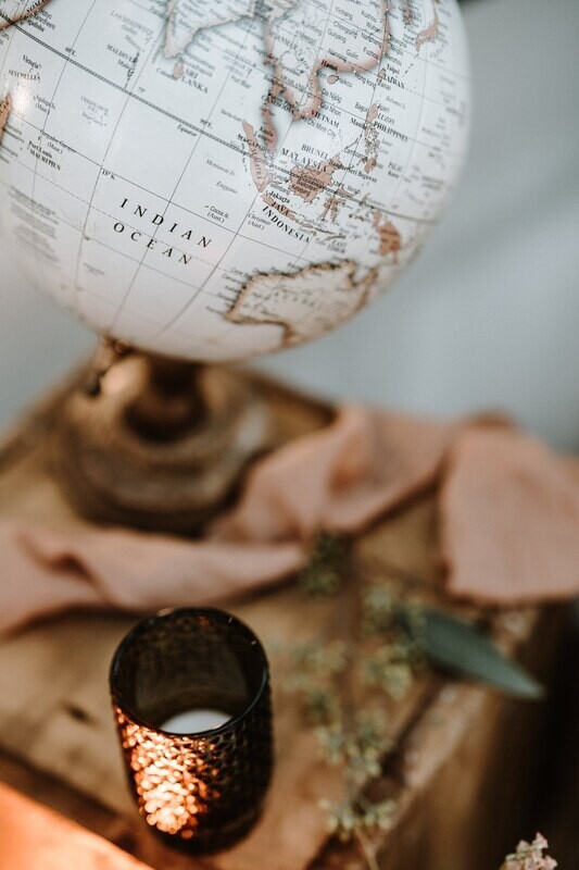 "Mappemonde" blanche  - (Uniquement disponible à location)