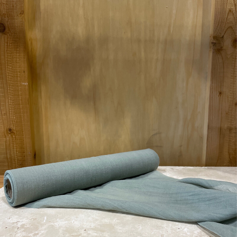 Chemin de table en mousseline vert sauge