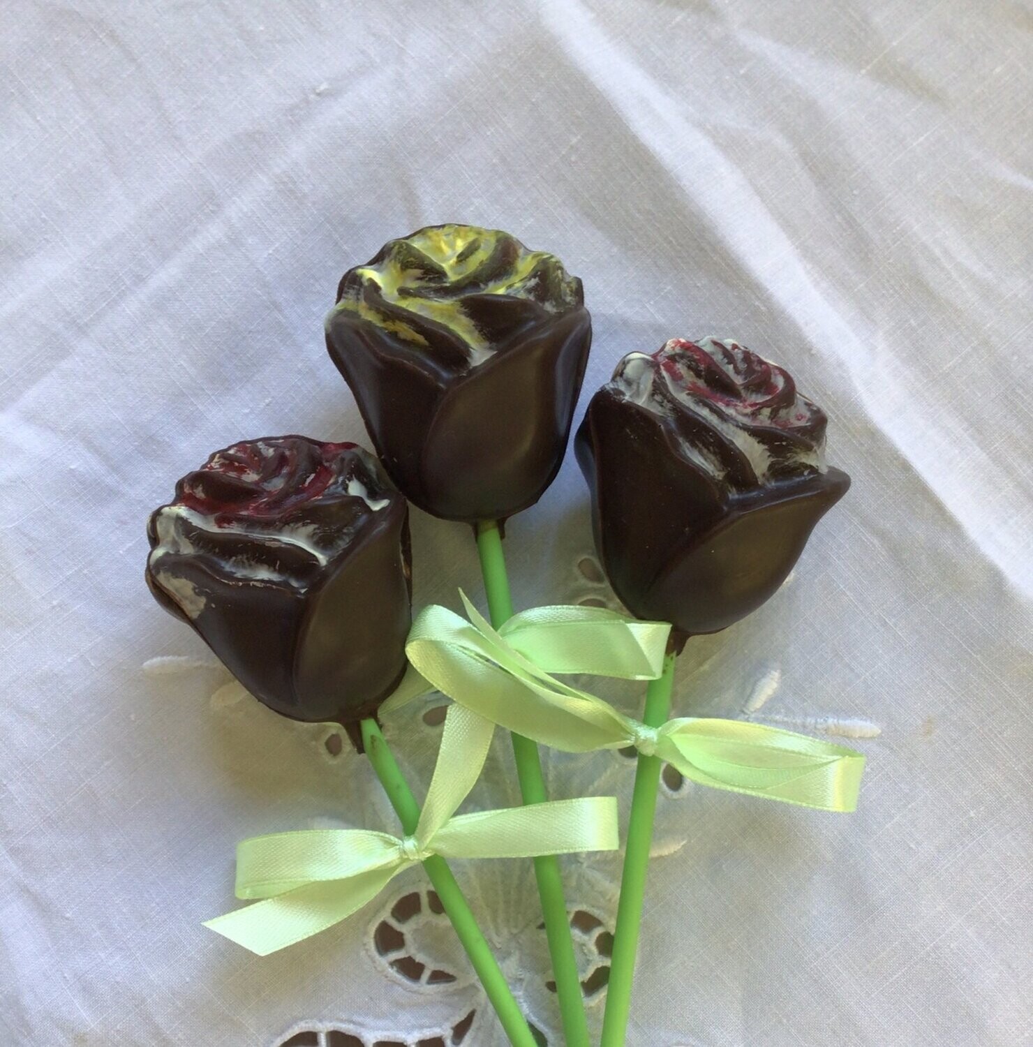 Pack of 3 beautiful hand painted 3D roses in dark chocolate Pack of 3 beautiful hand painted 3D roses in dark chocolate