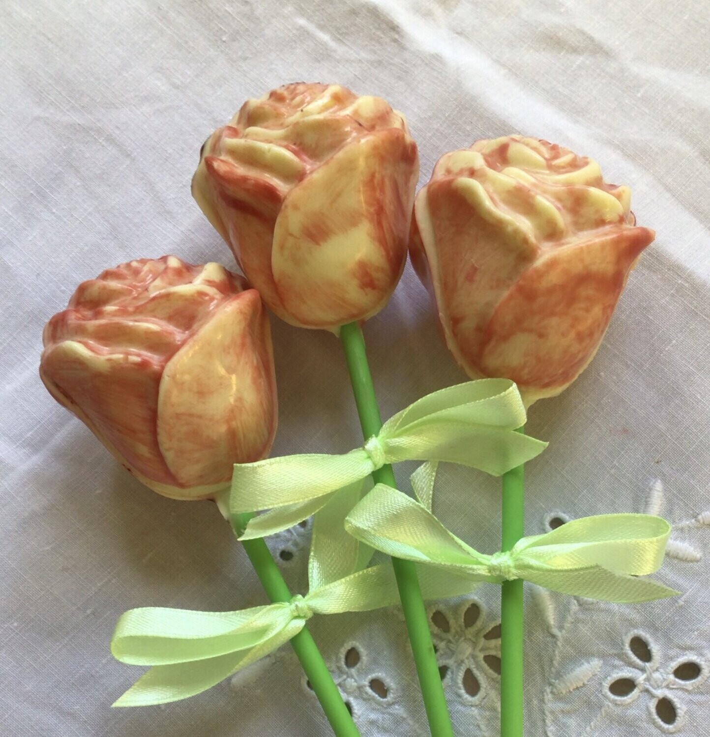 Pack of 3 beautiful hand painted 3D Roses in white chocolate Pack of 3 beautiful hand painted 3D Roses in white chocolate
