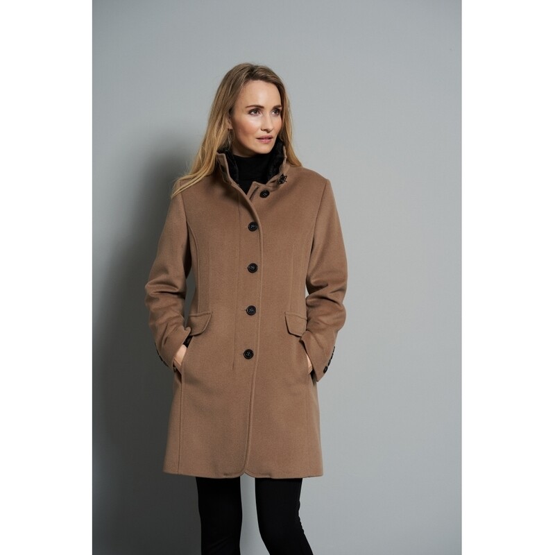 Junge vest camel