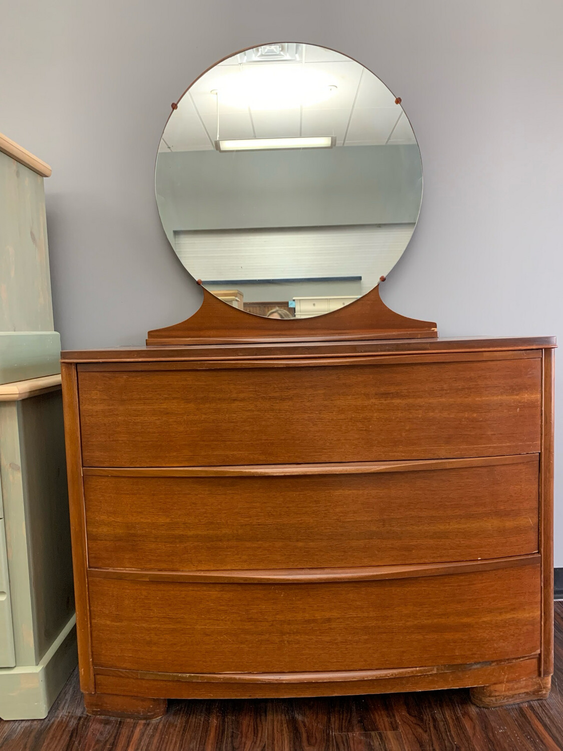 Dresser With Round Mirror