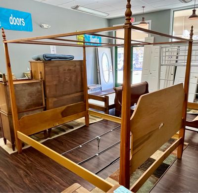 Queen Size Canopy Bed