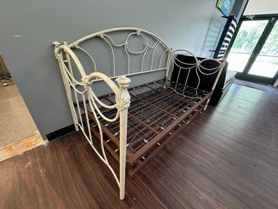 Cottage Chic Daybed + Trundle