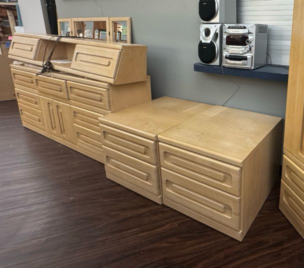 Wambold Vintage 5 PC Blonde Bedroom Suite