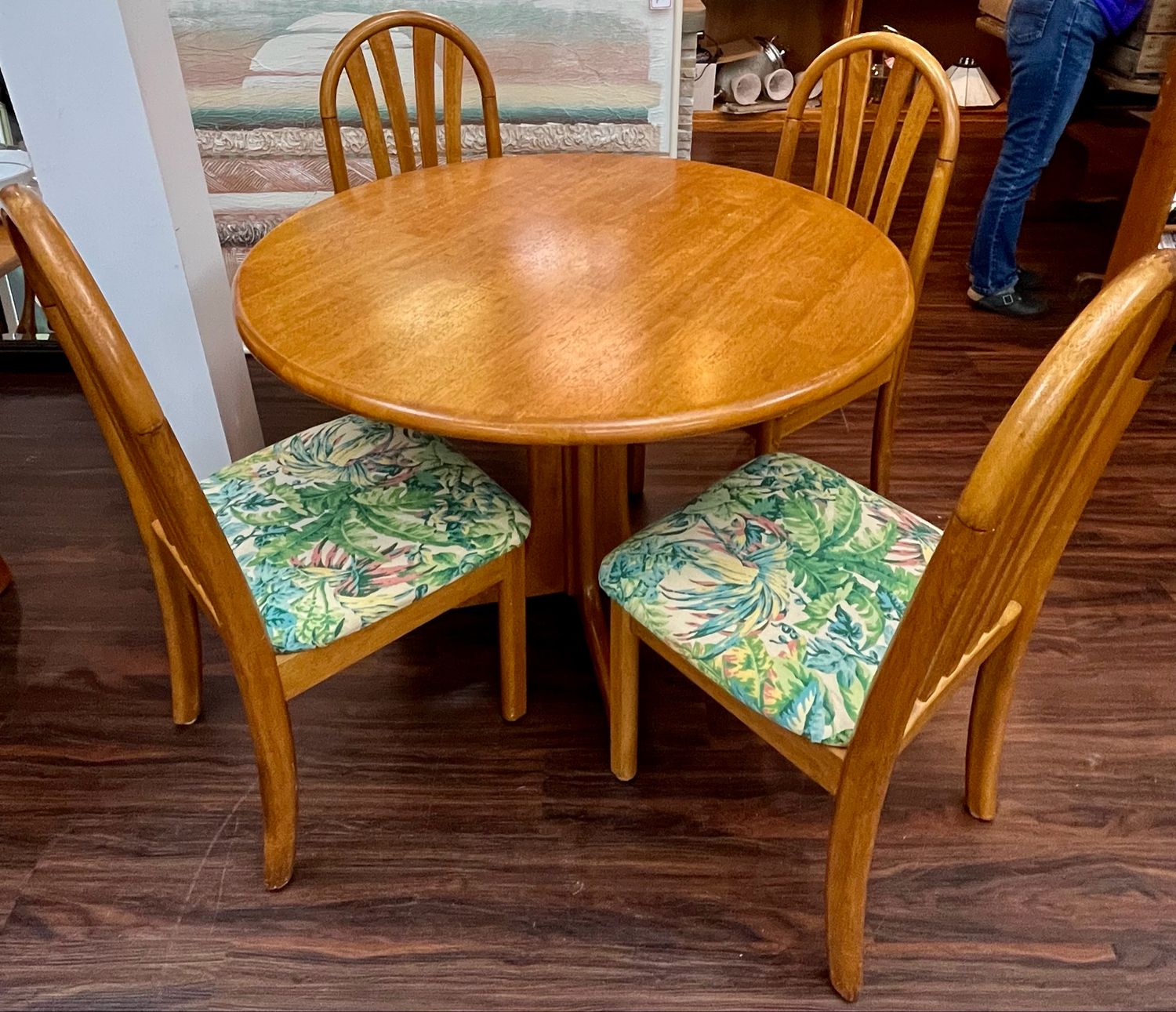 Round, Wood 5 PC Dining Set Round, Wood 5 PC Dining Set
