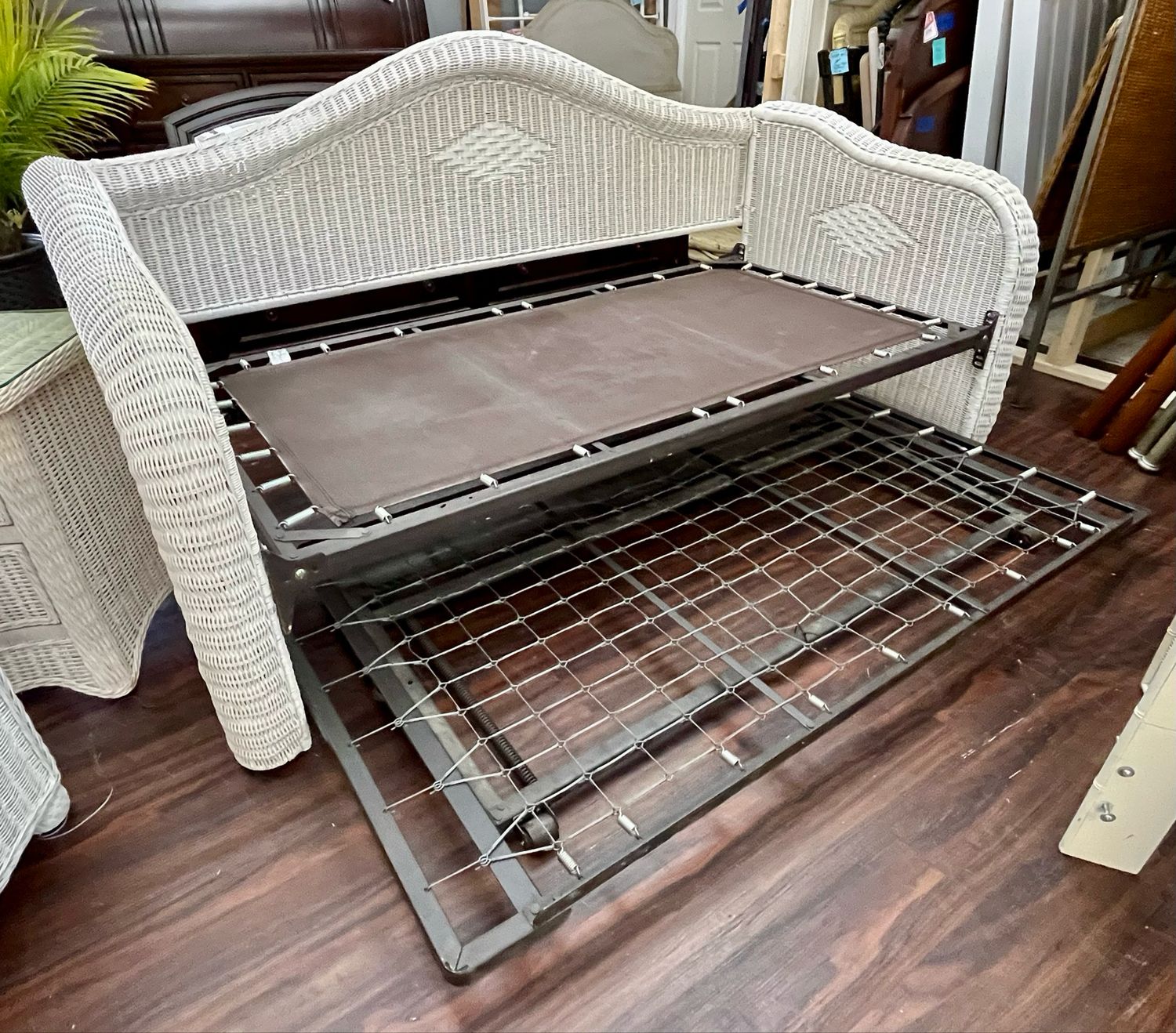 White Wicker Day Bed w-Pop Up Trundle