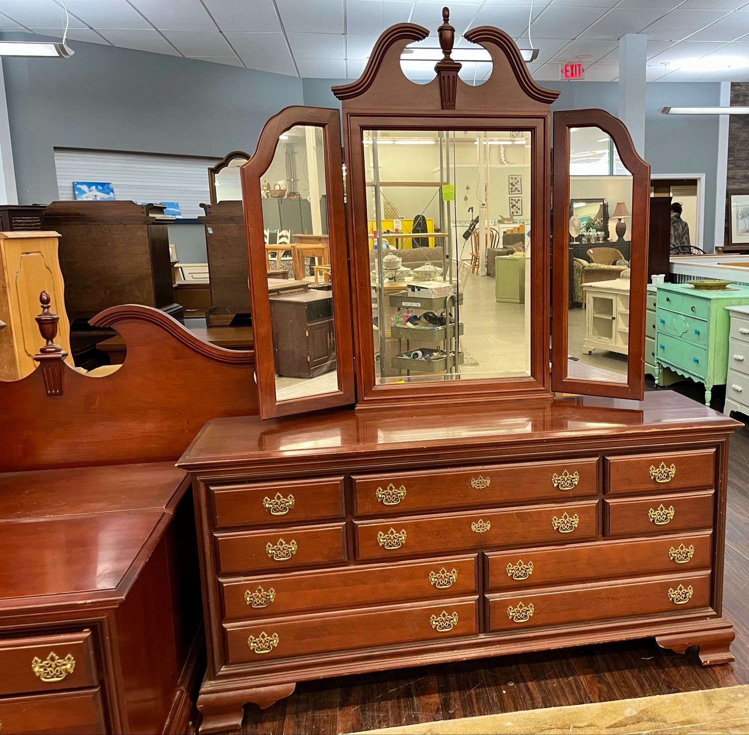 6 PC Traditional Bedroom Set 6 PC Traditional Bedroom Set