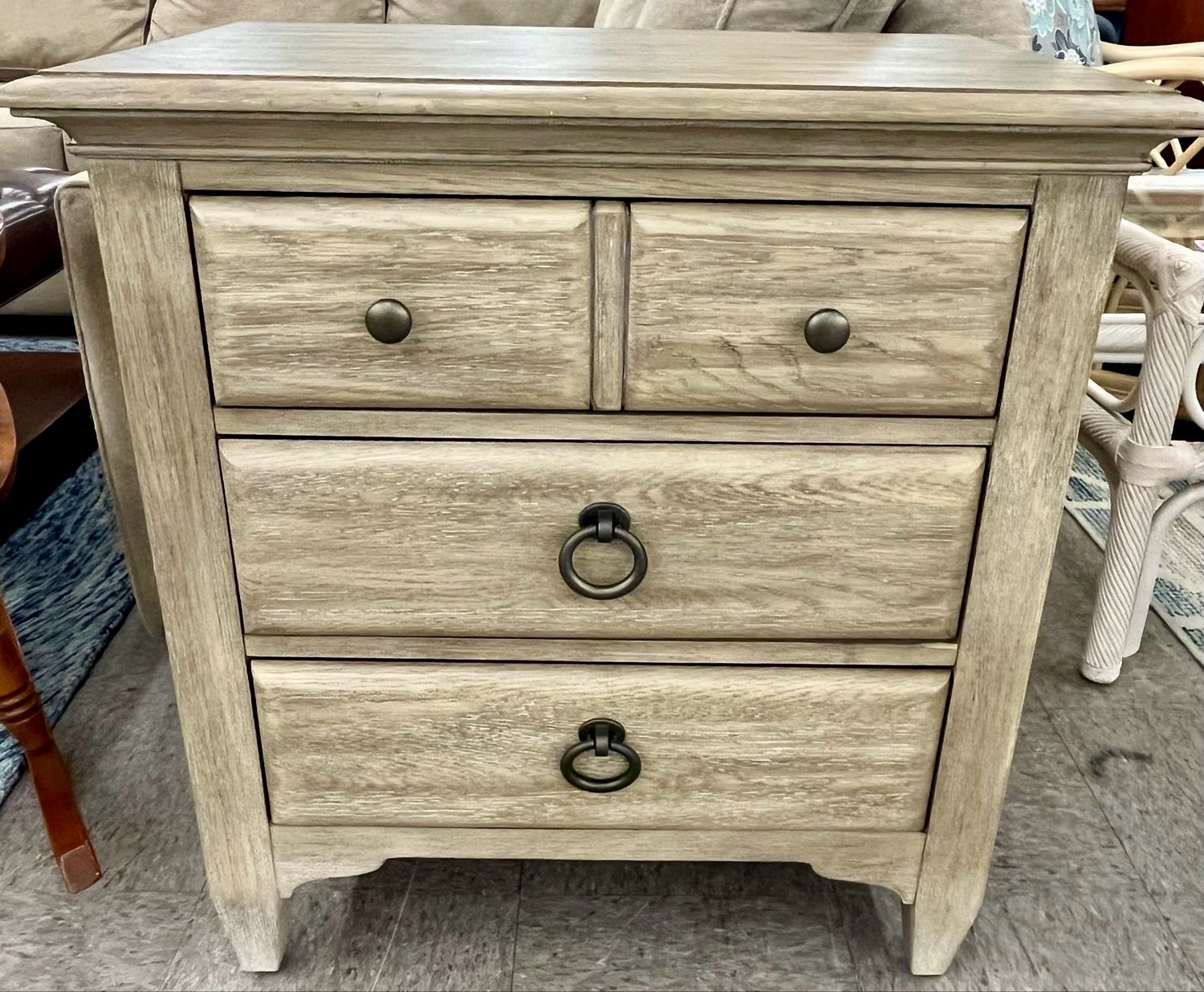 *Nearly New* End Table with USB Ports *Nearly New* End Table with USB Ports