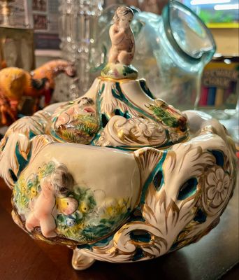 Capodimonte Cherub Relief Lidded Bombe Jar