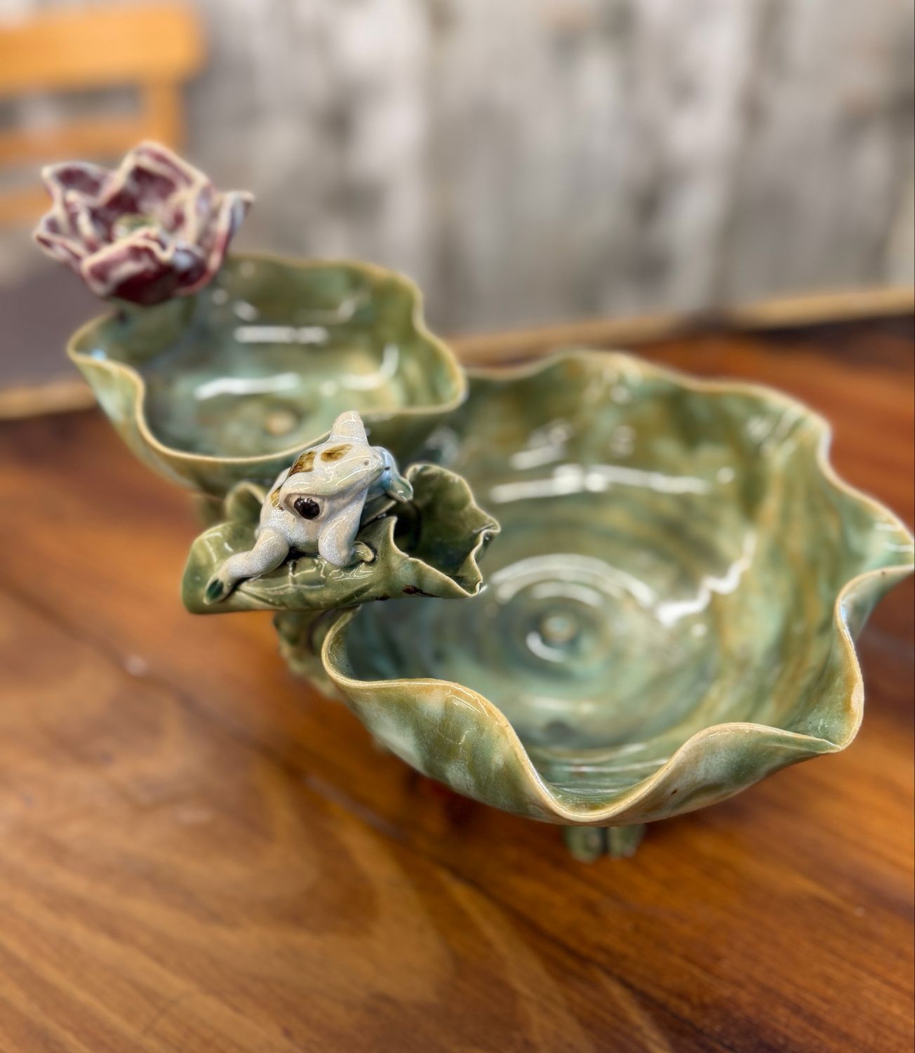 Majolica Style Double Lily Pad &amp; Frog Figurine