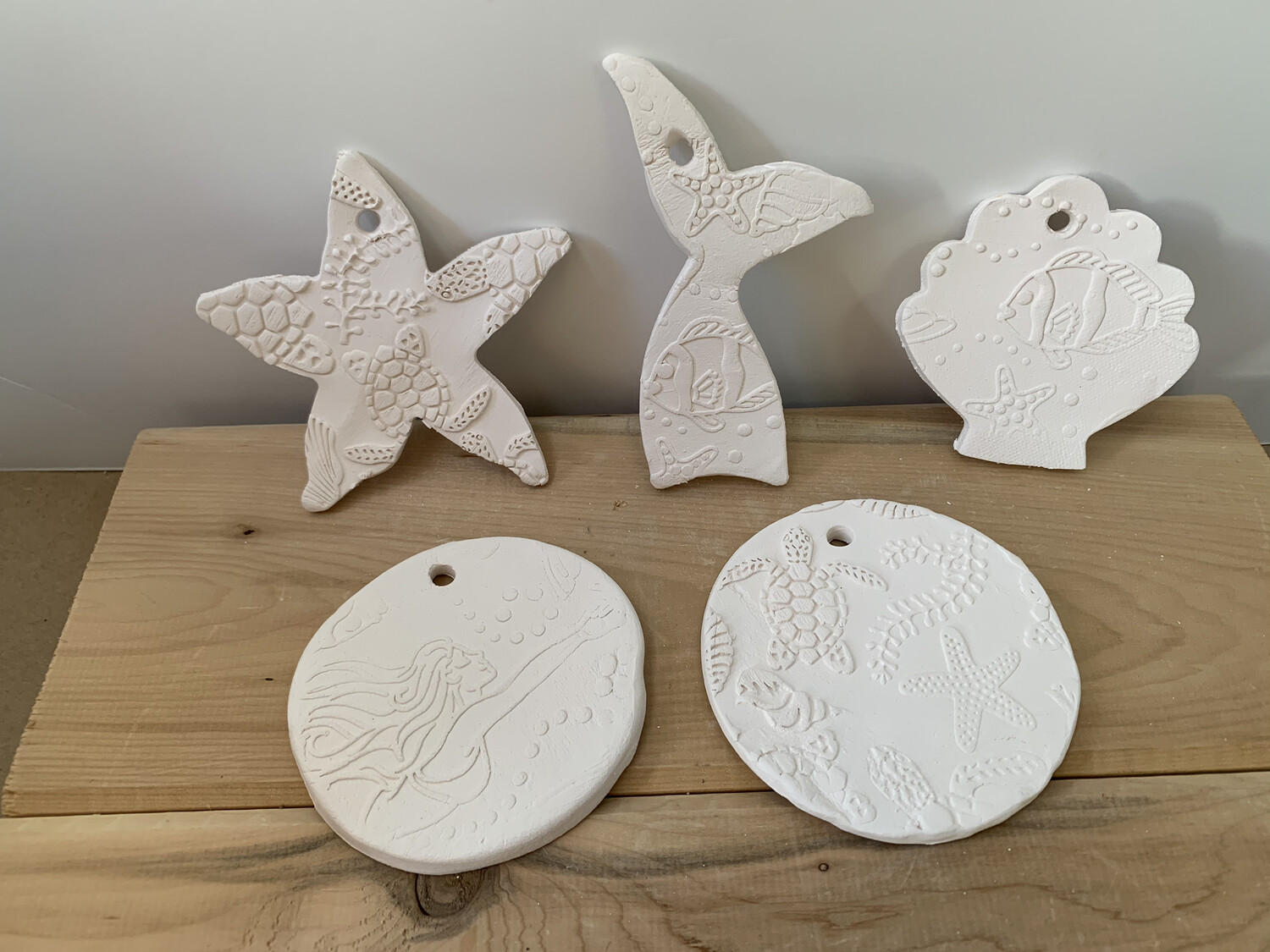 NO FIRE Paint Your Own Pottery Kit -
Ceramic Set of 5 Ocean Christmas Ornaments - Turtle Circle, Mermaid Circle, Mermaid Tail, Starfish, Scallop Shell - Acrylic Paint Kit