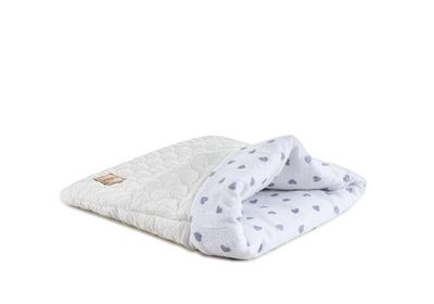 Baubaru Handgemaakte Slaapzak – Wit met Grijze Hartjes (45x42 cm) Baubaru Handgemaakte Slaapzak – Wit met Grijze Hartjes (45x42 cm)