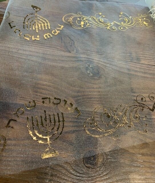 CHEMIN DE TABLE ORGANZA HANNOUKA OR