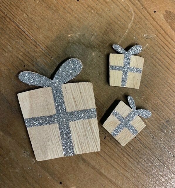 CADEAUX EN BOIS PAILLETTES ARGENT 6.5, 5 ET 3CM (x12)