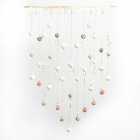 TENTURE PLUIE DE POMPONS ROSE GRIS ET BLANC 70X95CM