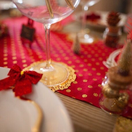CHEMIN DE TABLE VELOURS POIS ROUGE ET PAILLETTES OR 28CMX3M