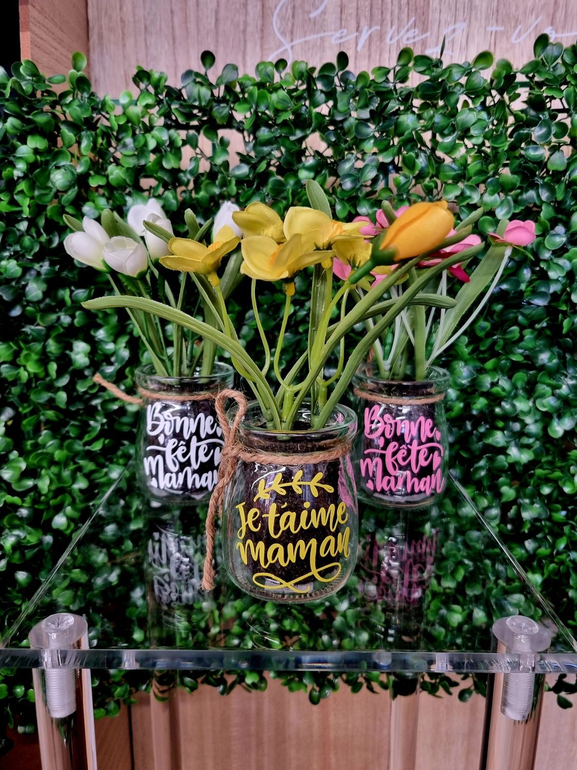 FLEURS ET FEUILLAGE EN POT VERRE BONNE FETE MAMAN OU MAMAN JE T'AIME 3 COULEURS ASSORTIS