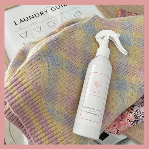 Laundry "COCCOLA MENTALE" Profumatore Igienizzante Tessuti - Spray da 250 ml.