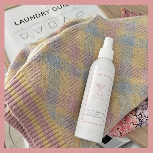 Laundry "COCCOLA MENTALE" Profumatore Igienizzante Tessuti - Spray da 250 ml. Laundry "COCCOLA MENTALE" Profumatore Igienizzante Tessuti - Spray da 250 ml.