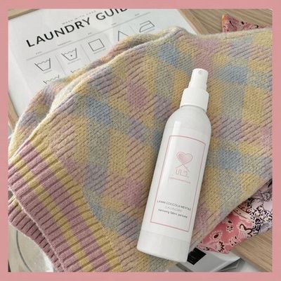 Laundry "COCCOLA MENTALE" Profumatore Igienizzante Tessuti - Spray da 250 ml. Laundry "COCCOLA MENTALE" Profumatore Igienizzante Tessuti - Spray da 250 ml.