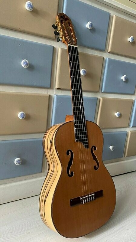 Guitarra artesana hecha a mano, clave ebano blanco Guitarra artesana hecha a mano, clave ebano blanco