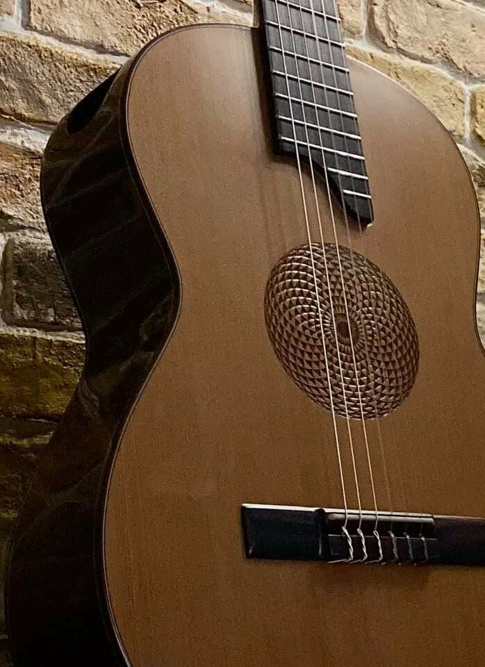 Guitarra artesana hecha a mano, trival central