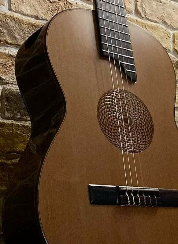 Guitarra artesana hecha a mano, trival central