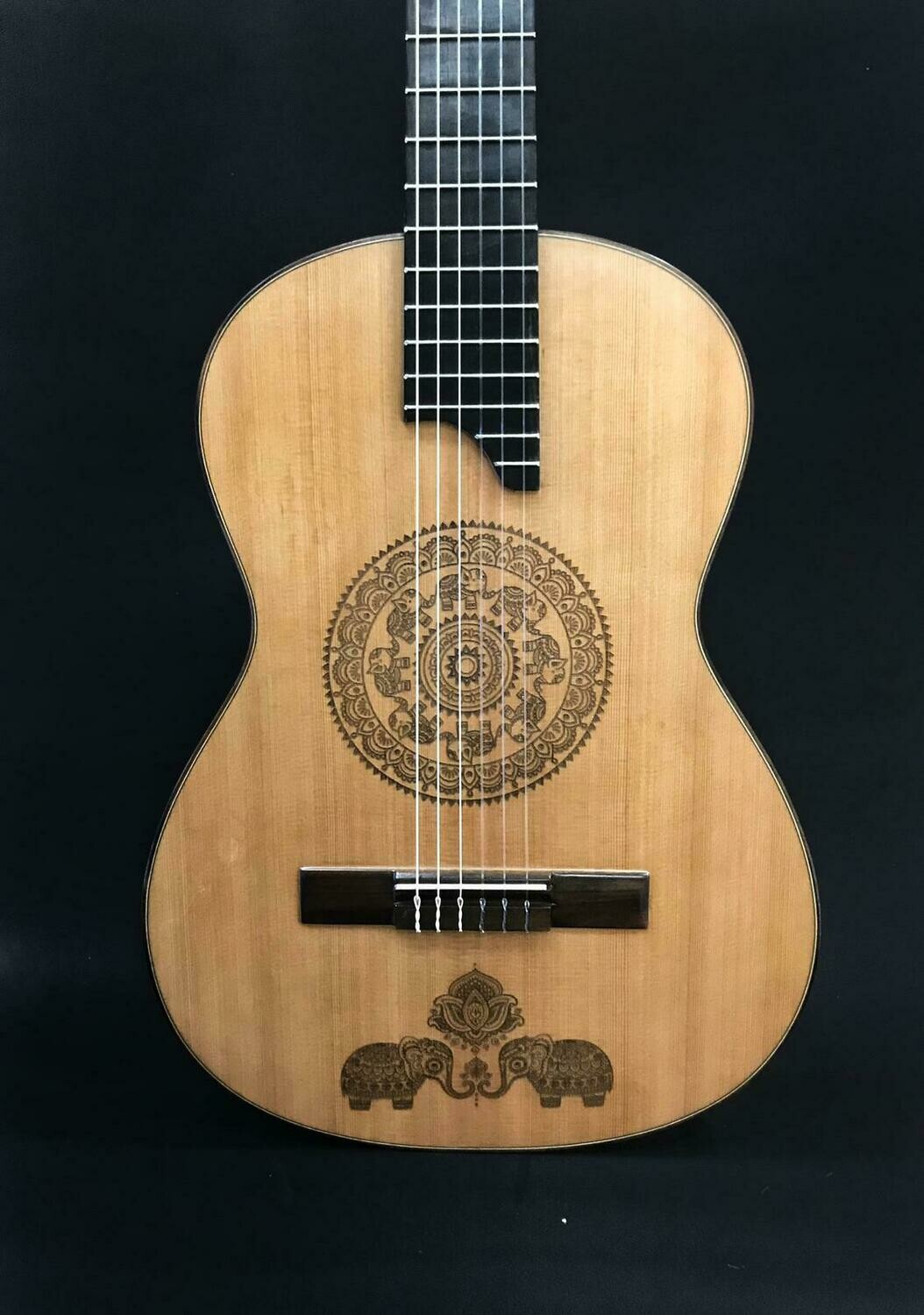 Guitarra artesana hecha a mano, tribal elefantes