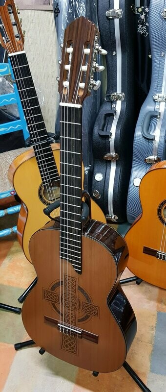 Guitarra artesana hecha a mano, cruz celta Cedro