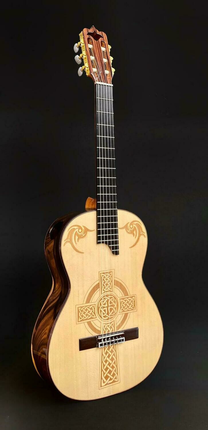 Guitarra artesana hecha  a mano, cruz alas