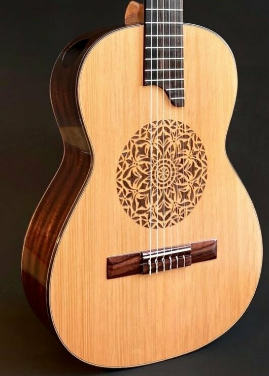 Guitarra artesana hecha a mano, mandala central