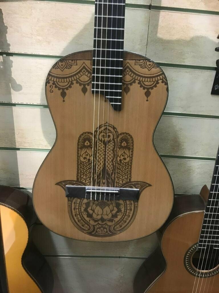 Guitarra artesana hecha a mano, mano grande
