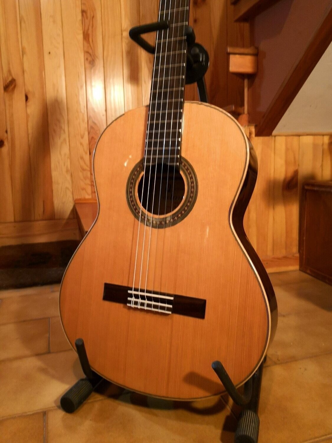Pack guitarra gama artesanía modelo A8 casa Admira con estuche