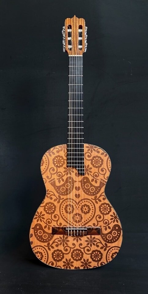Guitarra artesana , hecha a mano, pajaritos