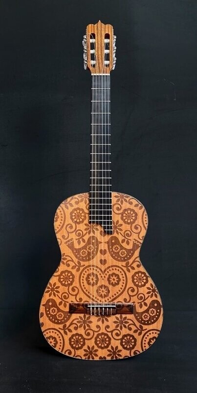 Guitarra artesana , hecha a mano, pajaritos