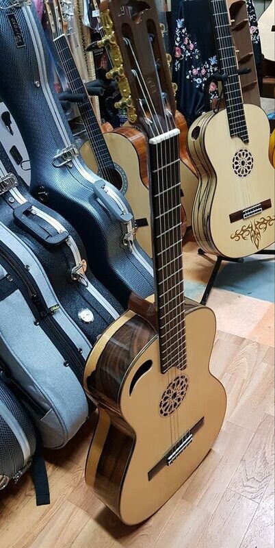 Guitarra artesanal hecha a mano boca de catedral