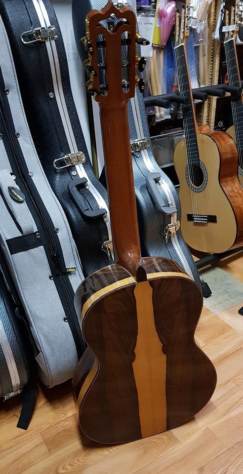 Guitarra artesanal hecha a mano boca de catedral