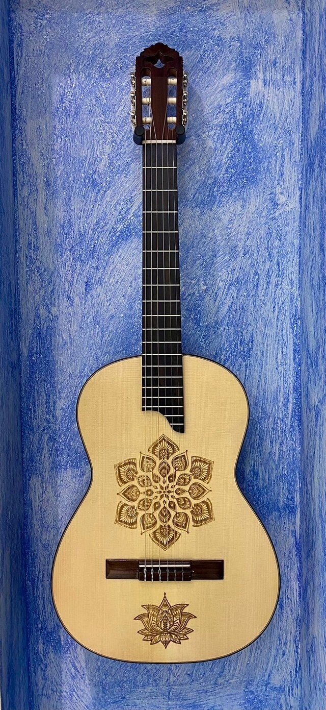 Guitarra artesana hecha a mano, mandala y flor de loto