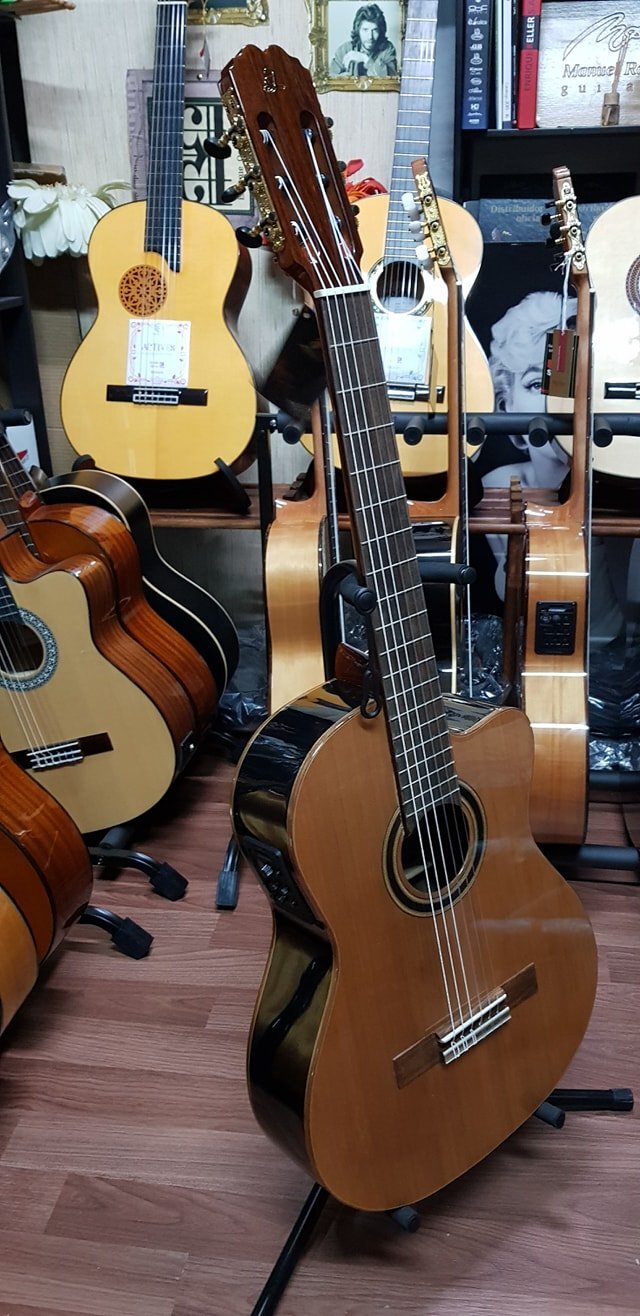GUITARRA ADMIRA VIRTUOSO ELECTRIFICADA FISHMAN CLASICA III CUTAWAY