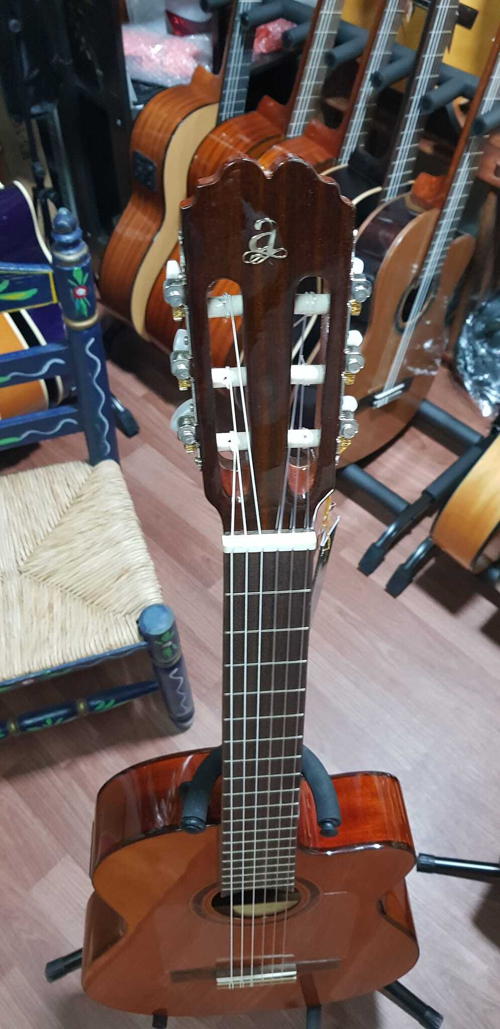 PACK GUITARRA ADMIRA MALAGA ELECTRIFICADA CUTAWAY estrecha CONSERVATORIO ectf