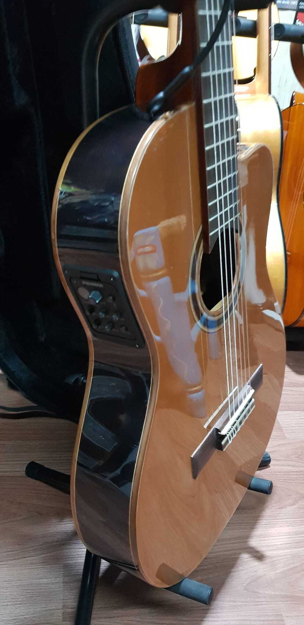 PACK GUITARRA ADMIRA VIRTUOSO ELECTRIFICADA FISHMAN CLASICA III CUERPO ESTRECHO CON CUTAWAY