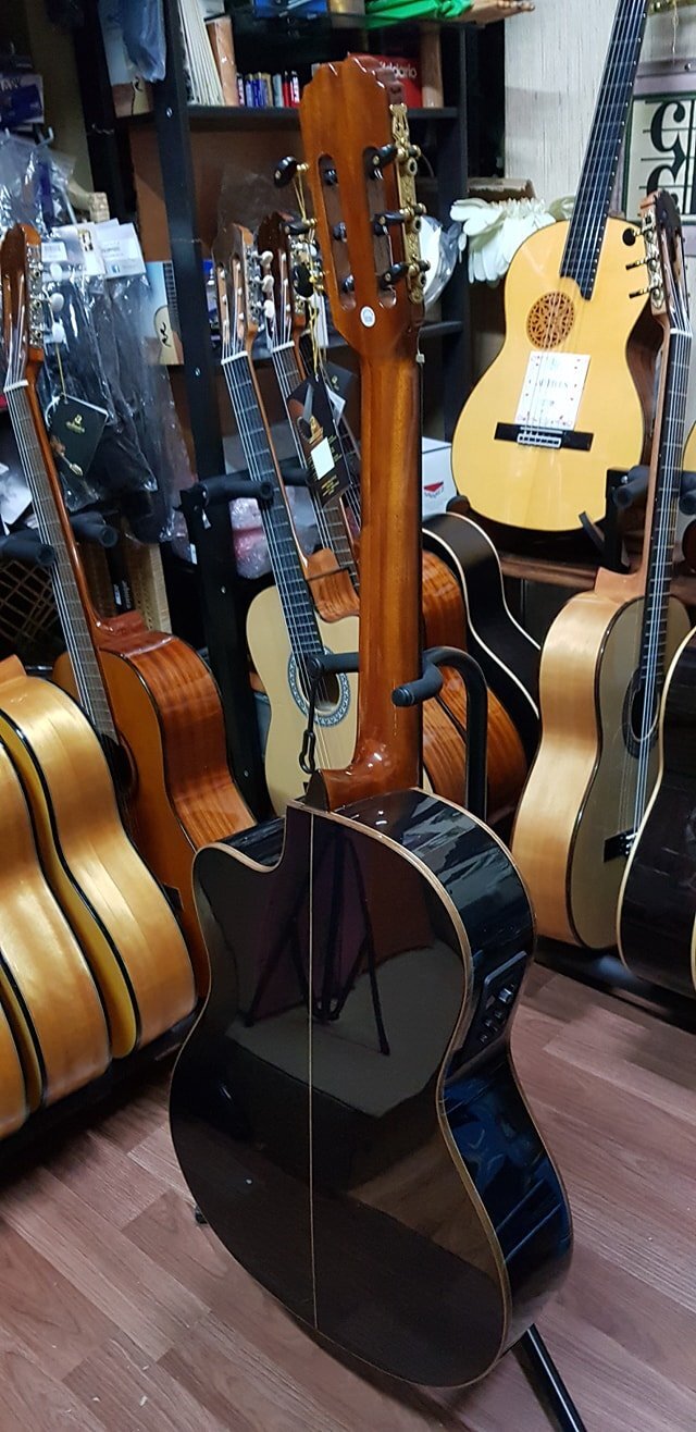Pack GUITARRA ADMIRA VIRTUOSO ELECTRIFICADA FISHMAN CLASICA III  CON CUTAWAY
