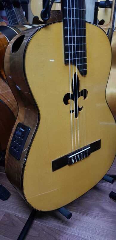 Guitarra artesana boca flor de Lis