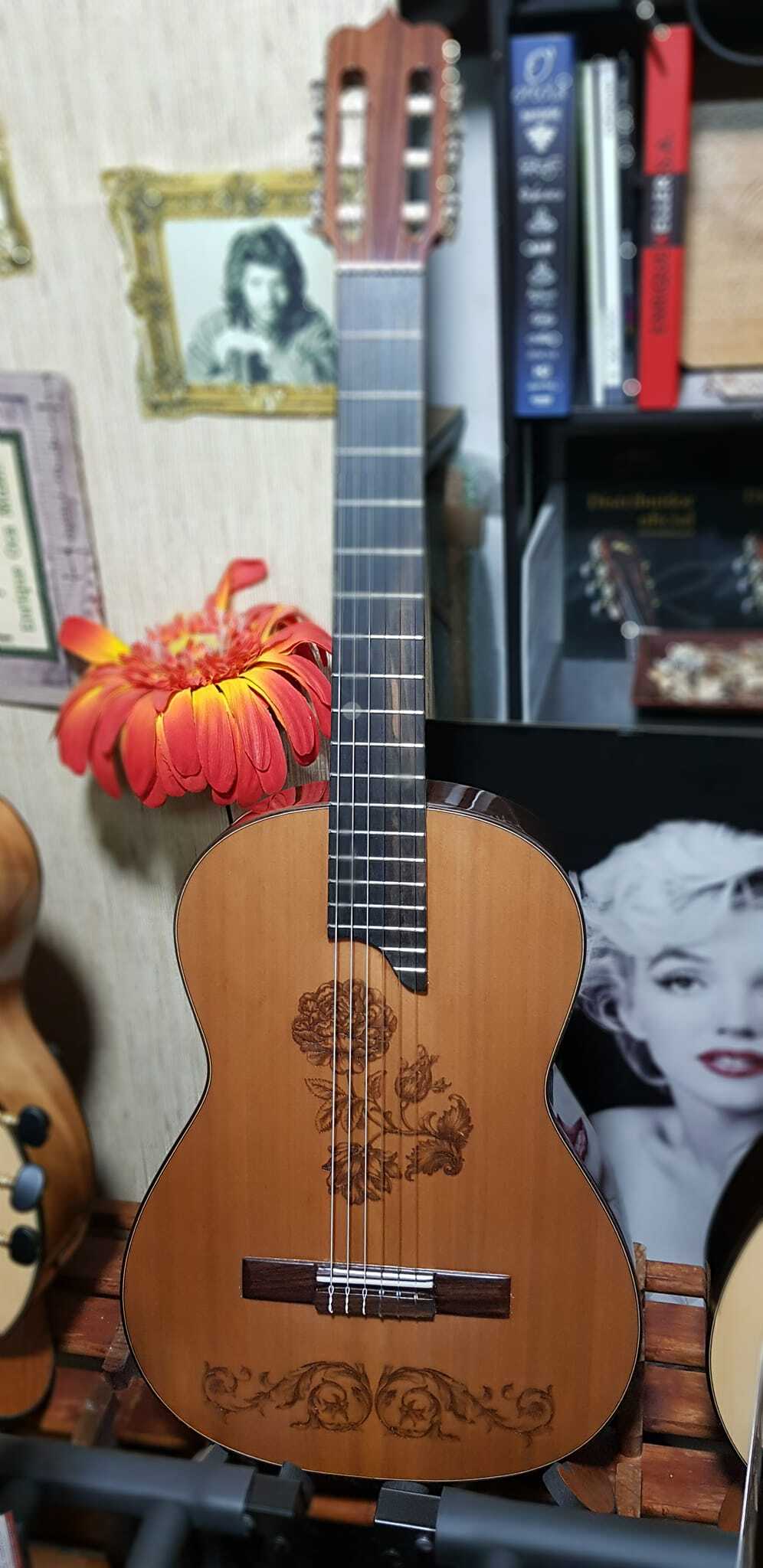 Guitarra artesana flor tatu