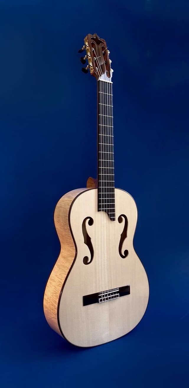 Guitarra artesana hecha a mano violín